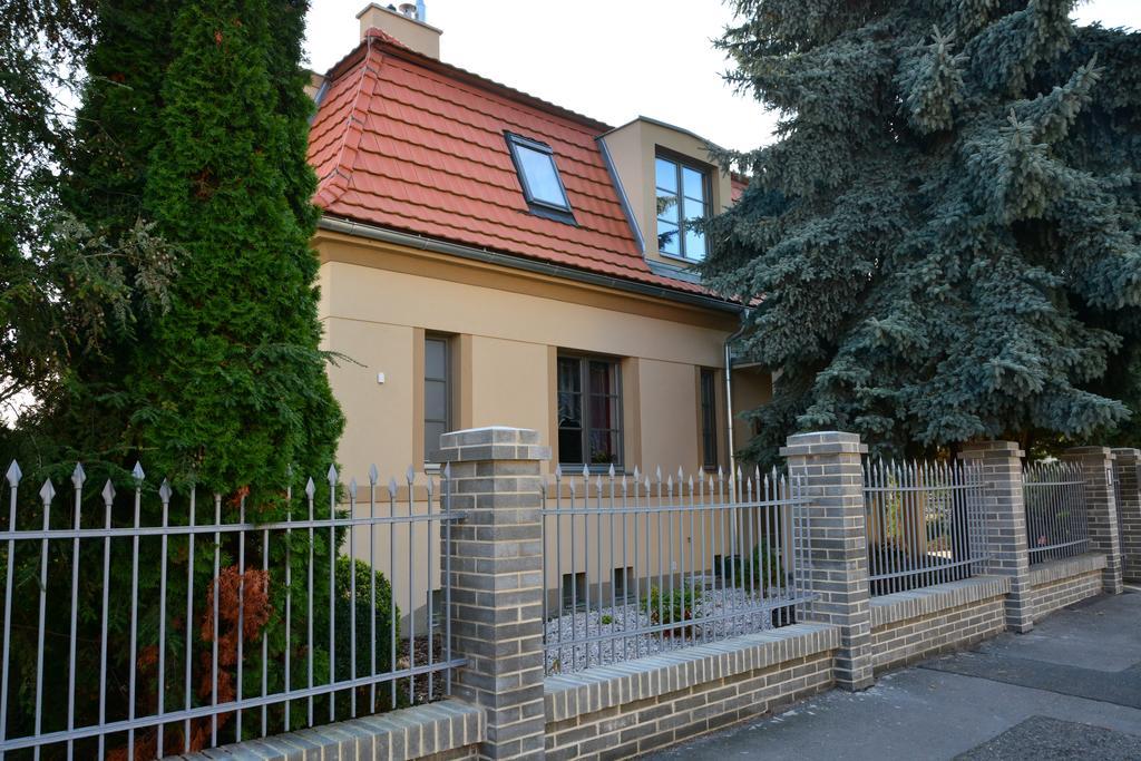 Vila Krocinka Praag Buitenkant foto
